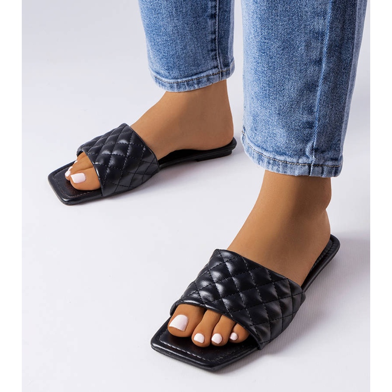 Svarta eleganta flipflops med quiltning från Labrie 1