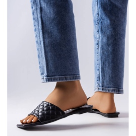 Svarta eleganta flipflops med quiltning från Labrie 2