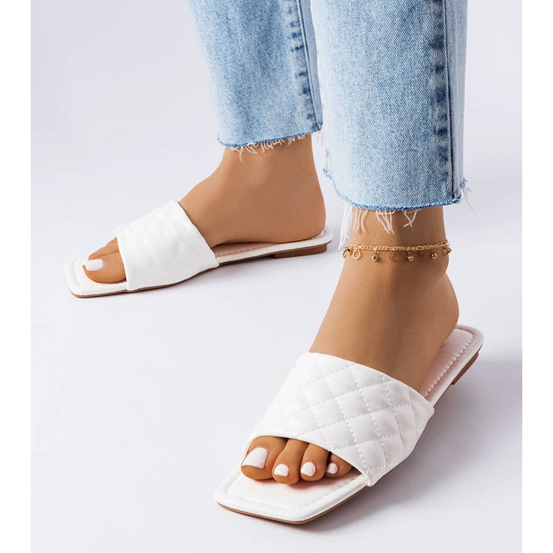Vita eleganta flip-flops med quiltning från Labrie 1