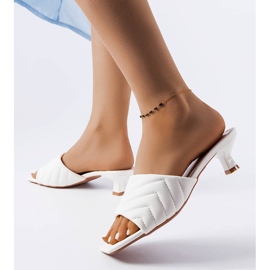 Vita lågklackade flipflops 1
