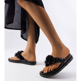 Svarta flipflops dekorerade med Caresse-blommor 1