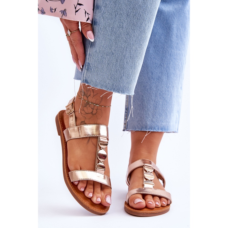 Platta sandaler för kvinnor med ett dekorativt bälte Golden Berry gyllene 1