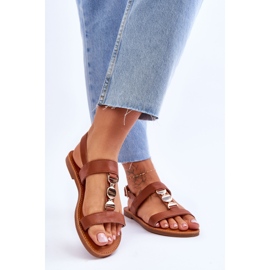 Platta sandaler för kvinnor med ett dekorativt band Brunt bär 2