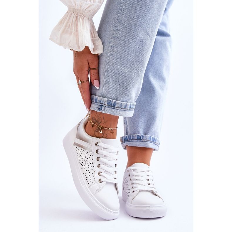 Klassiska sportskor med genombrutna mönster vitt och silver gladare 1