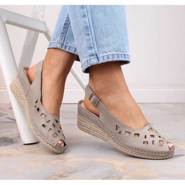 Bekväma damsandaler i läder grå Helios 110-33 1