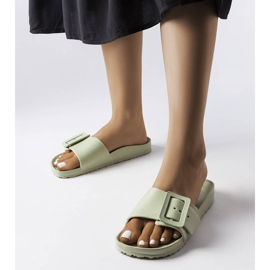 Gröna gummisliders med spänne från Nelm 1