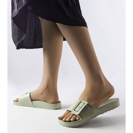 Gröna gummisliders med spänne från Nelm 2