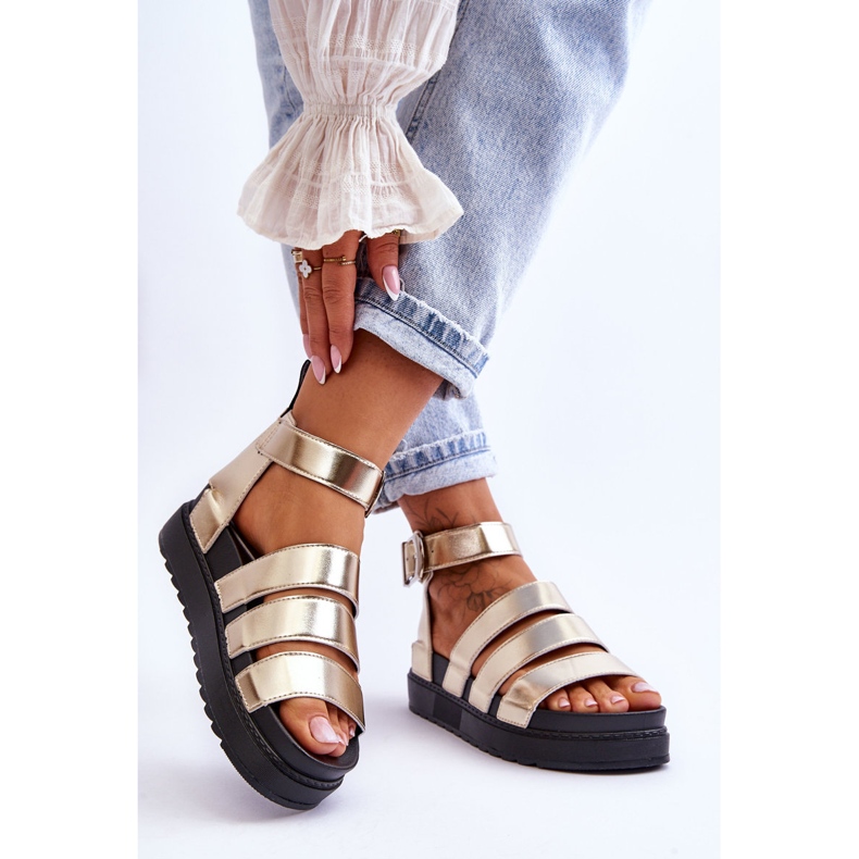 FM1 Sandaler På En Massiv Plattform Gyllene Lissabon 2