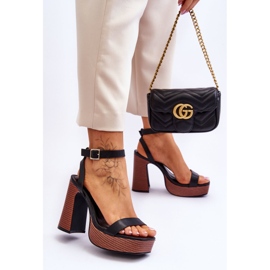 Lädersandaler på en tjock svart marinaplattform 2