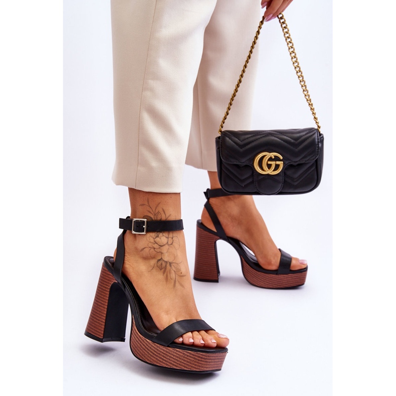 Lädersandaler på en tjock svart marinaplattform 2