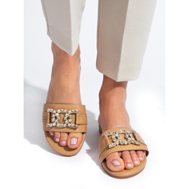 Beige sandaler för kvinnor med ett elegant Shelovet-spänne 2