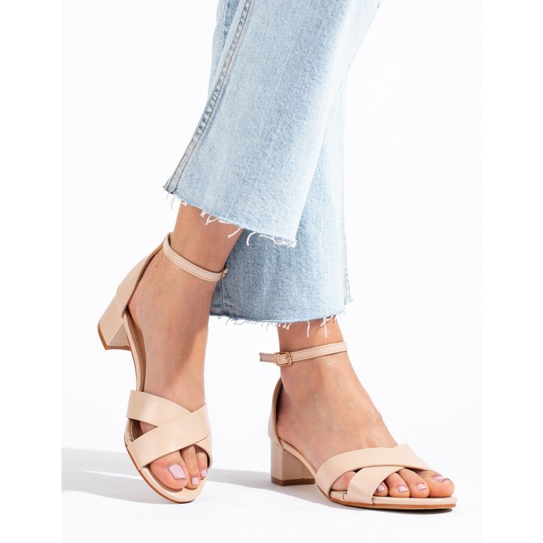 Beige eleganta sandaler med låg klack från Shelovet 2