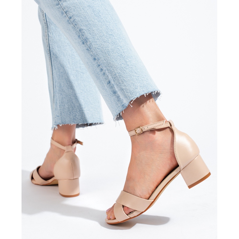 Beige eleganta sandaler med låg klack från Shelovet 1