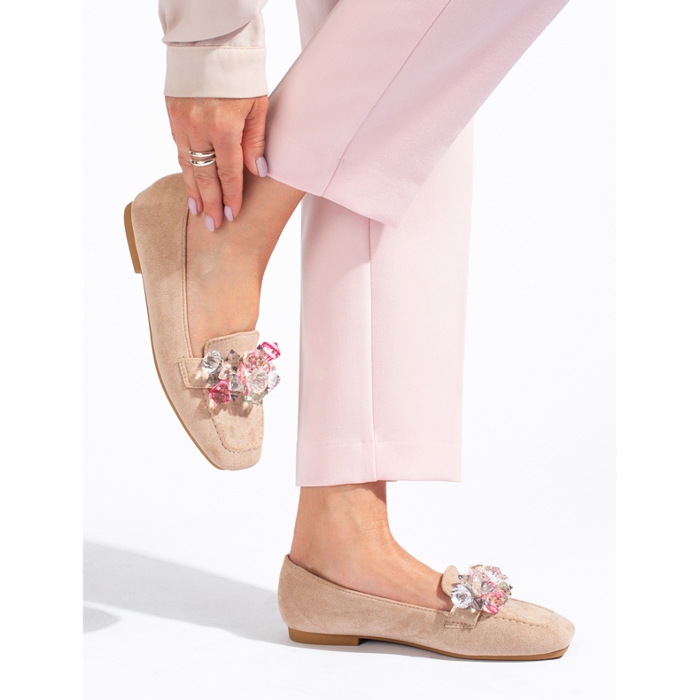 Shelovet loafers i beige mocka med stenar 1