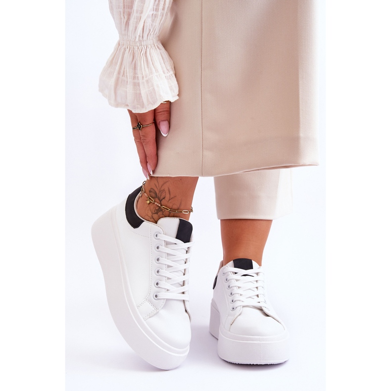 Sportskor På En Massiv Plattform Vit Och Svart Boneti 1