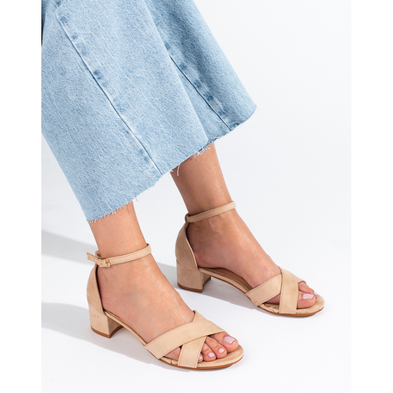 Beige mocka sandaler med låg klack från Shelovet 1