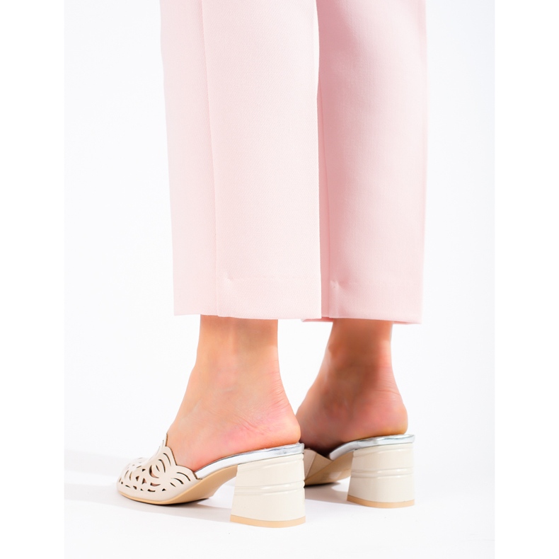 Beige genombrutna mulor på stolpen från Shelovet 1