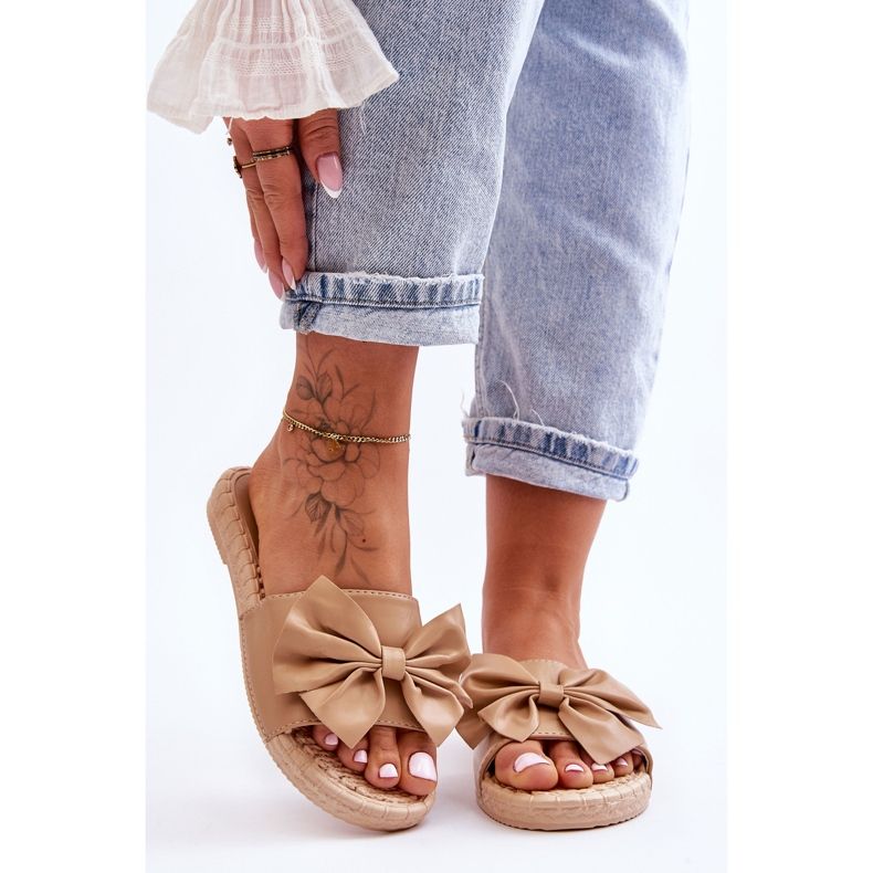 FK1 Fashionabla damtofflor med en beige Estera-rosett 2