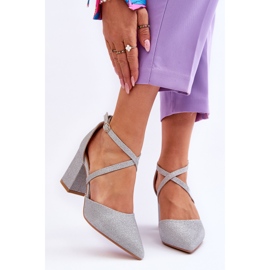 Fashionabla glänsande pumpar på en silvergalaxklack 1