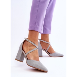 Fashionabla glänsande pumpar på en silvergalaxklack silver- 2